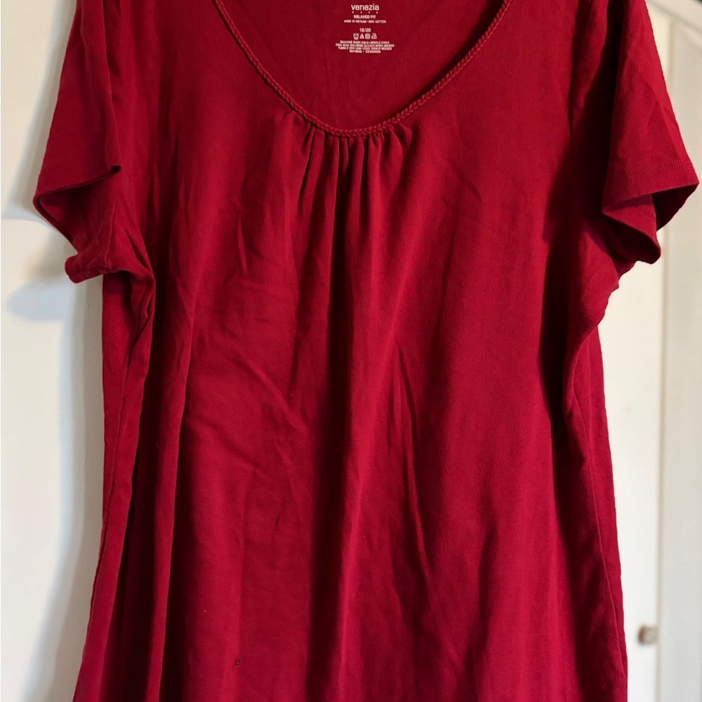 Venezia Wonen’s Plus Short Sleeve Scoop Neck Top